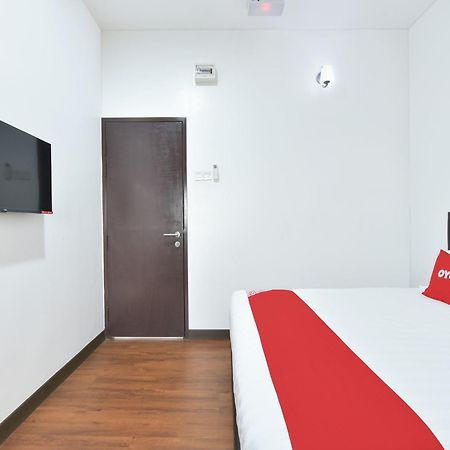 Oyo 90869 Hotel Madeena Inn Sepang Esterno foto