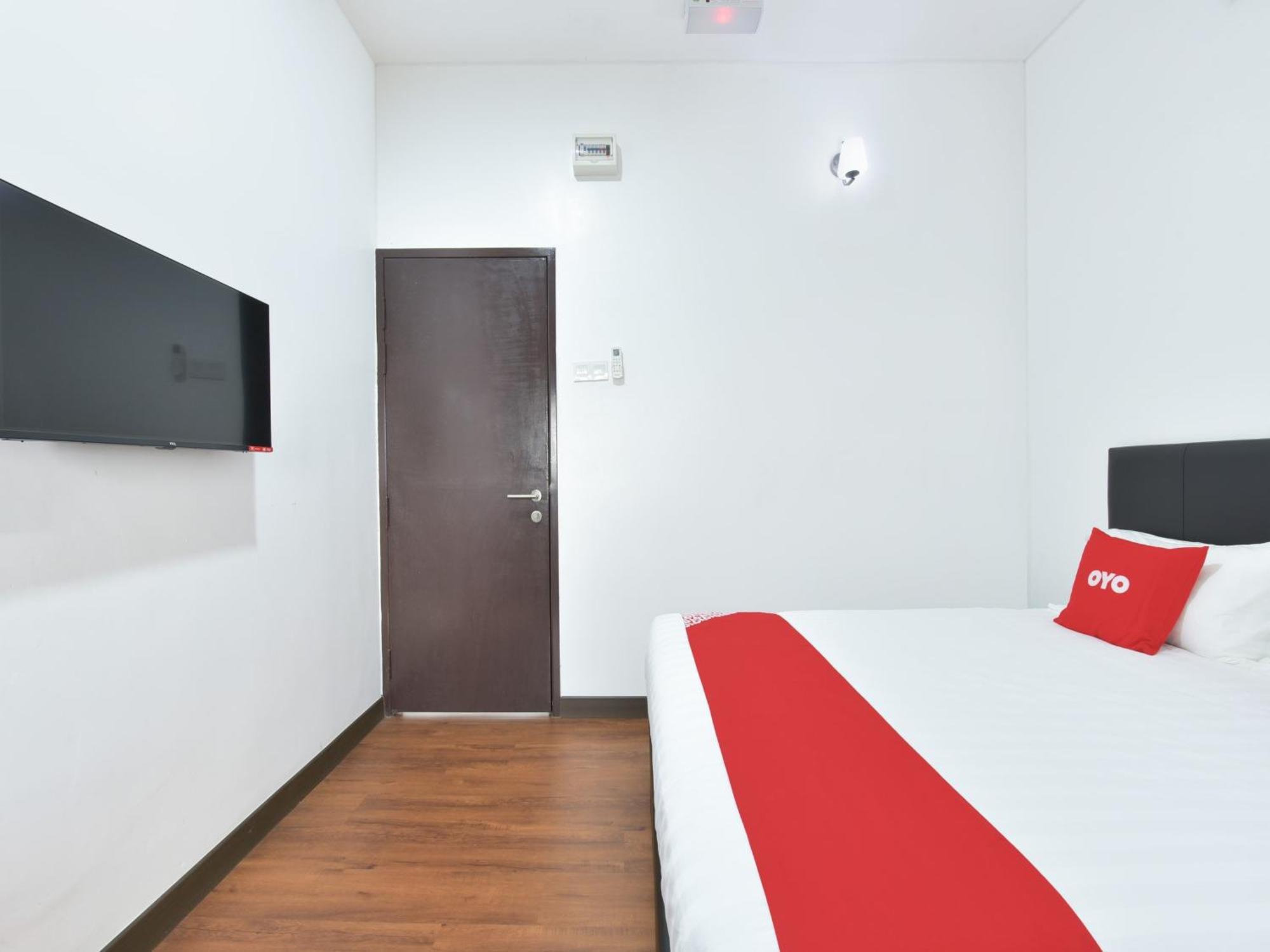 Oyo 90869 Hotel Madeena Inn Sepang Esterno foto
