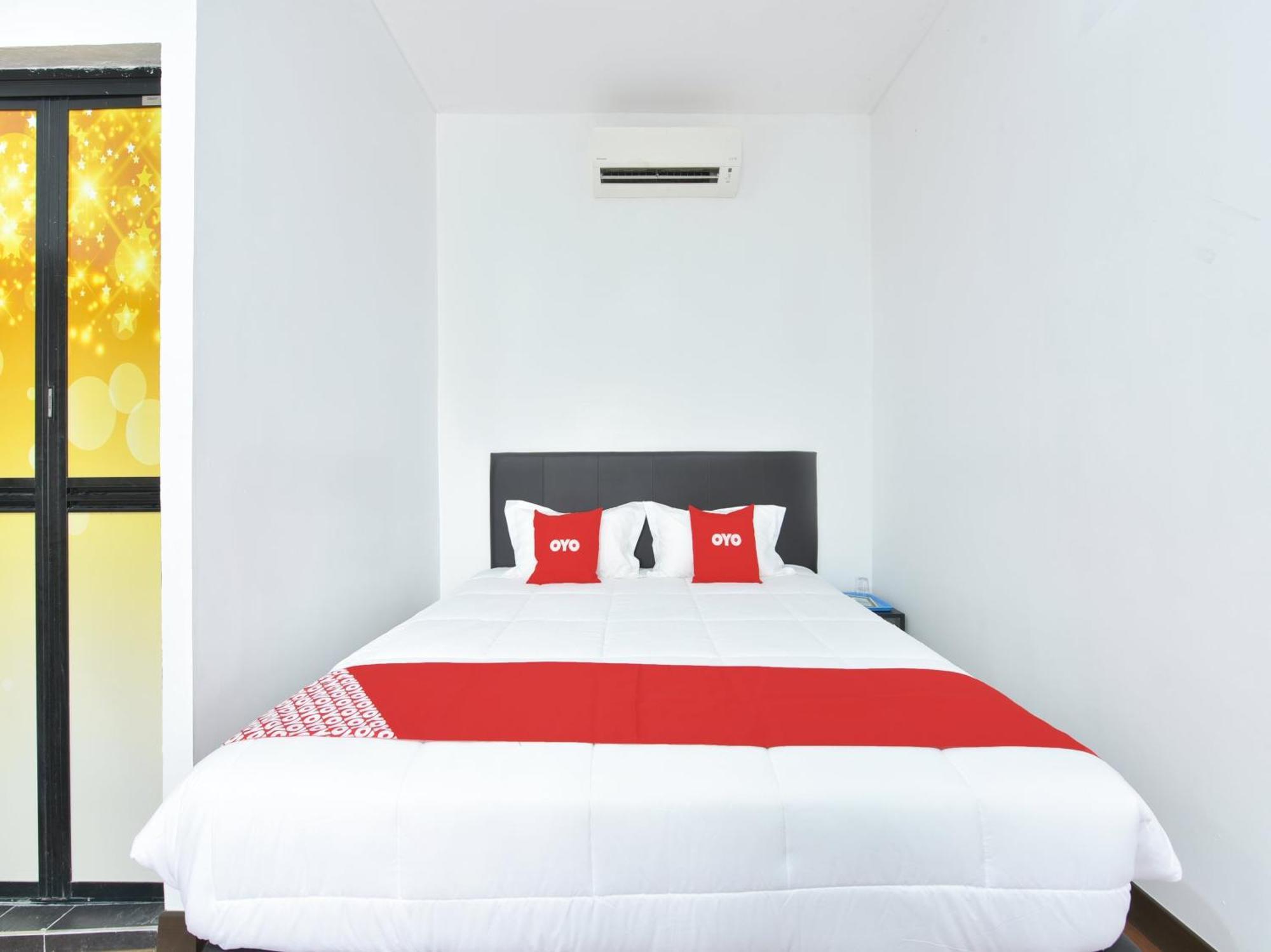 Oyo 90869 Hotel Madeena Inn Sepang Esterno foto