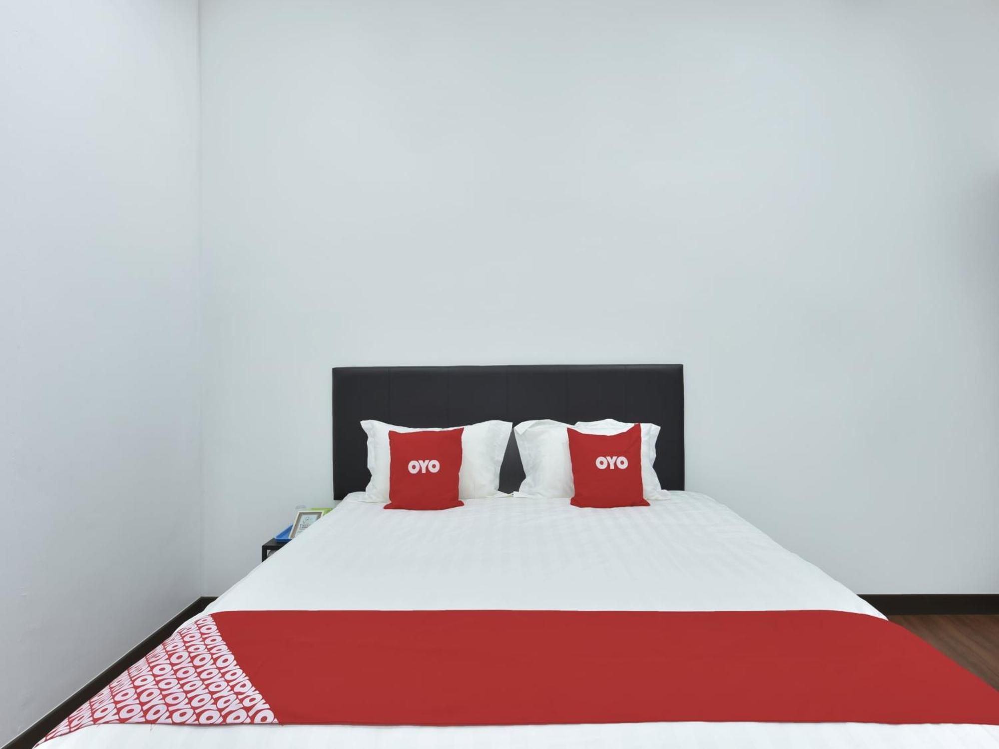 Oyo 90869 Hotel Madeena Inn Sepang Esterno foto