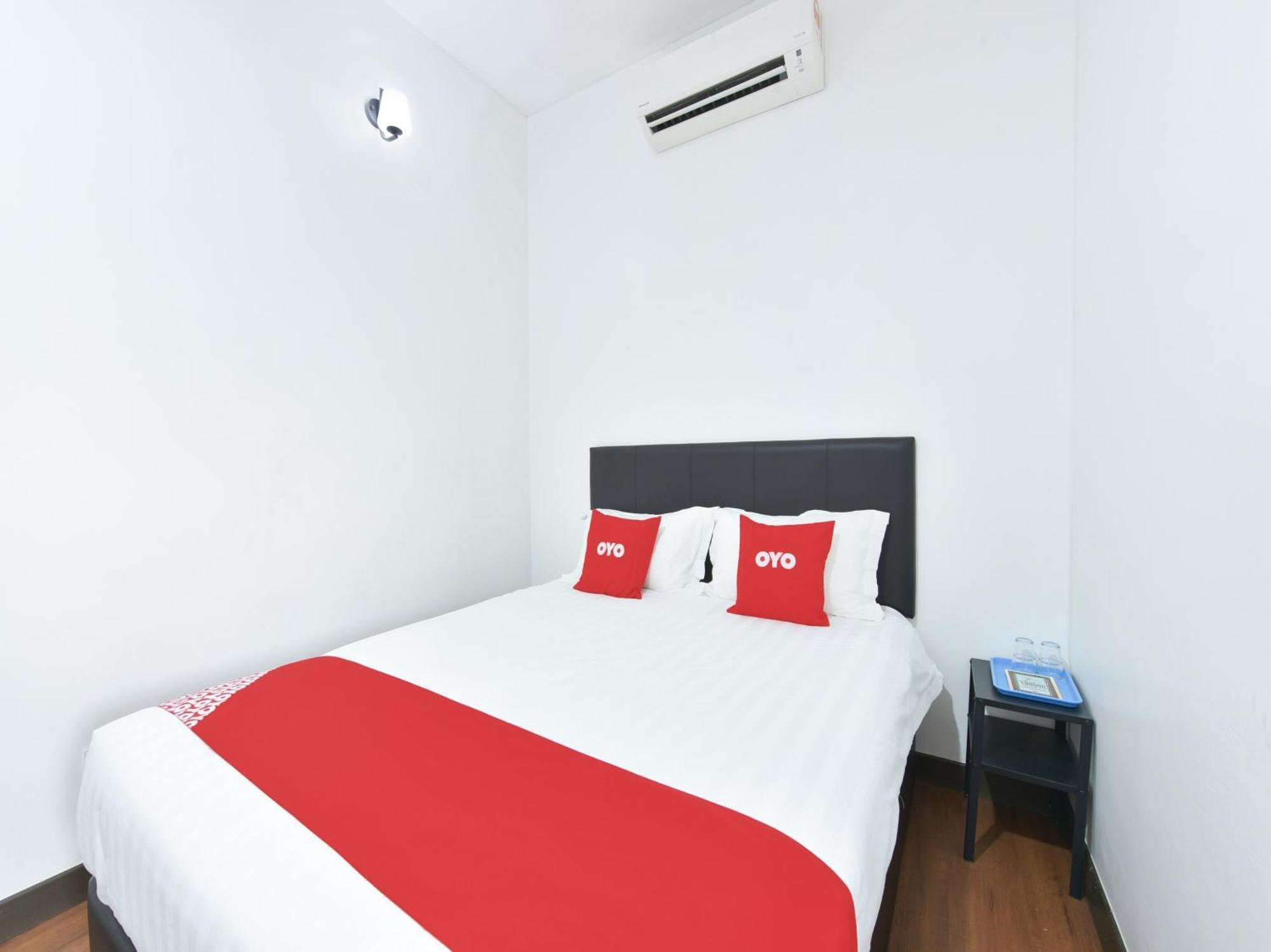 Oyo 90869 Hotel Madeena Inn Sepang Esterno foto