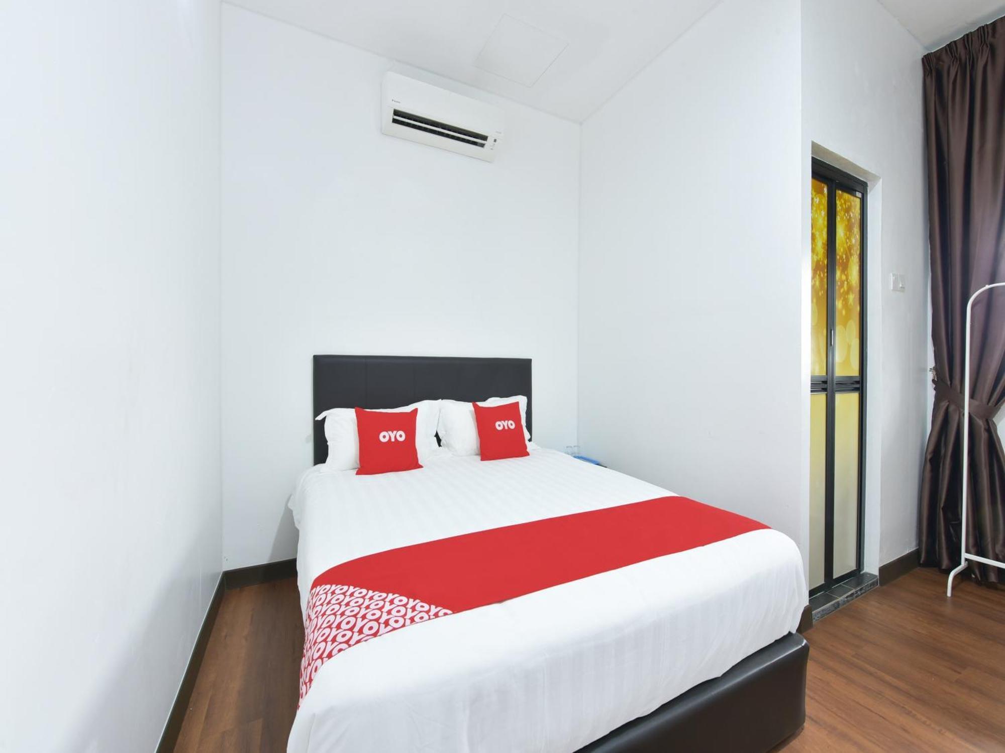 Oyo 90869 Hotel Madeena Inn Sepang Esterno foto