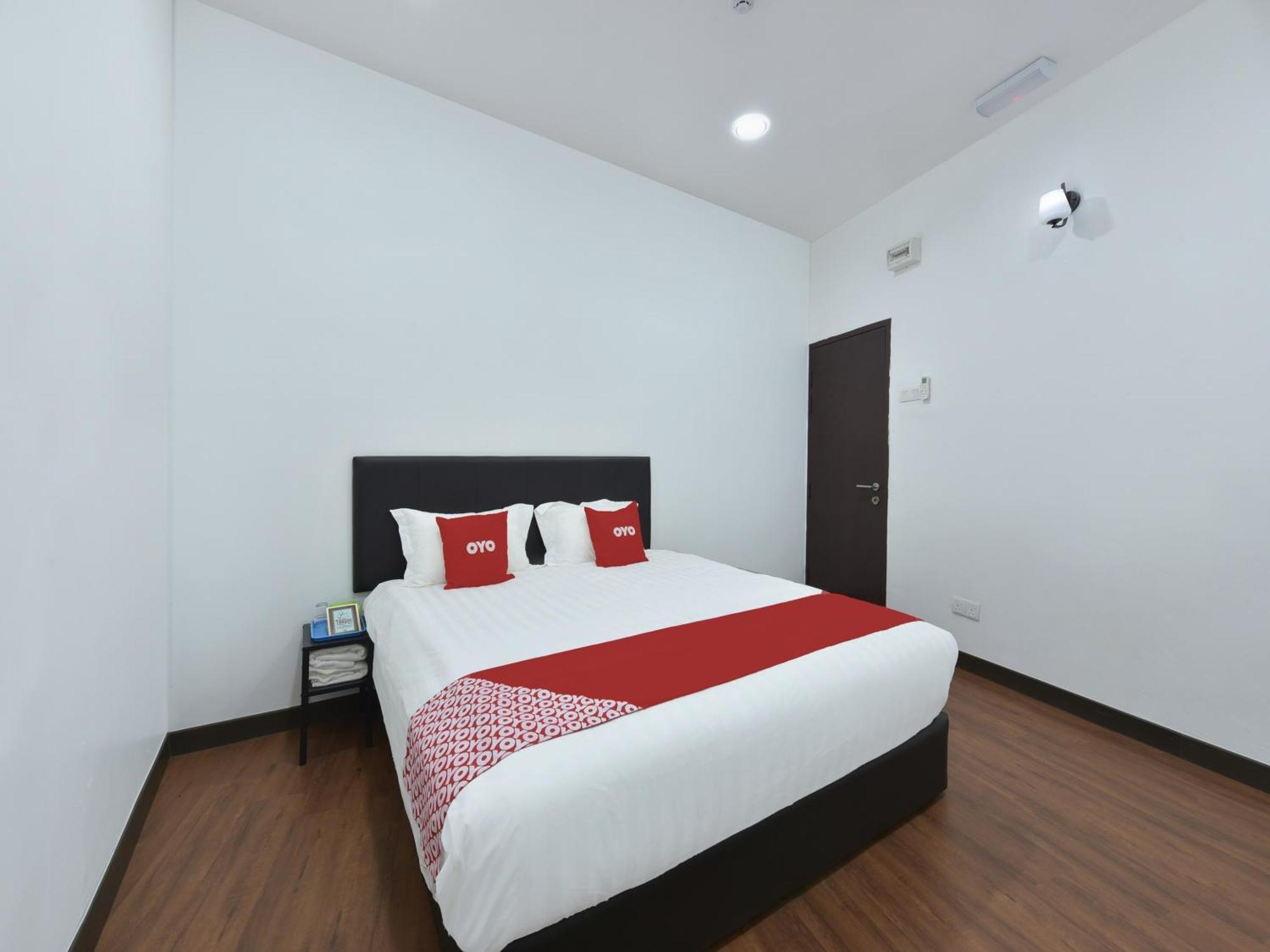 Oyo 90869 Hotel Madeena Inn Sepang Esterno foto