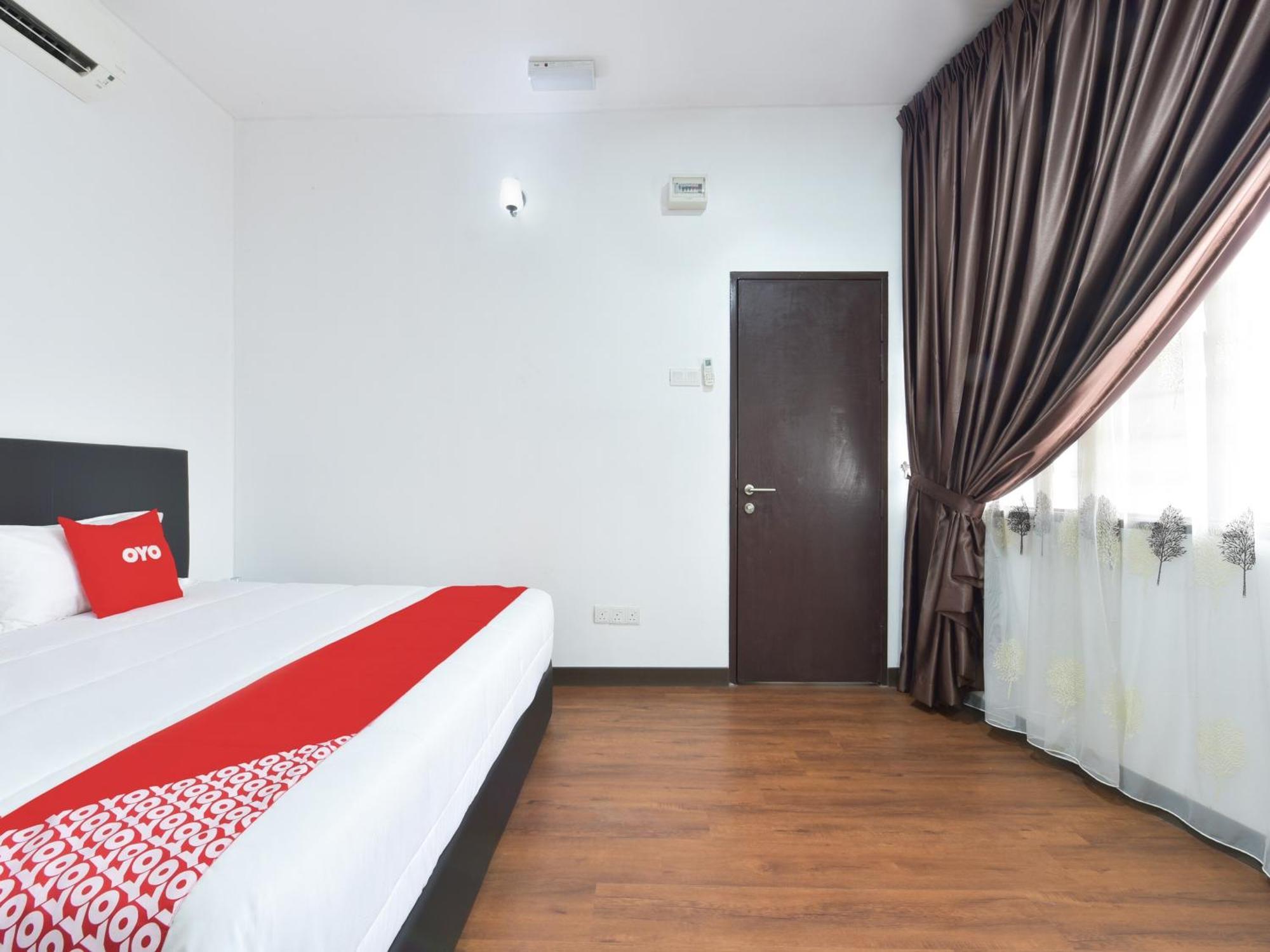 Oyo 90869 Hotel Madeena Inn Sepang Esterno foto