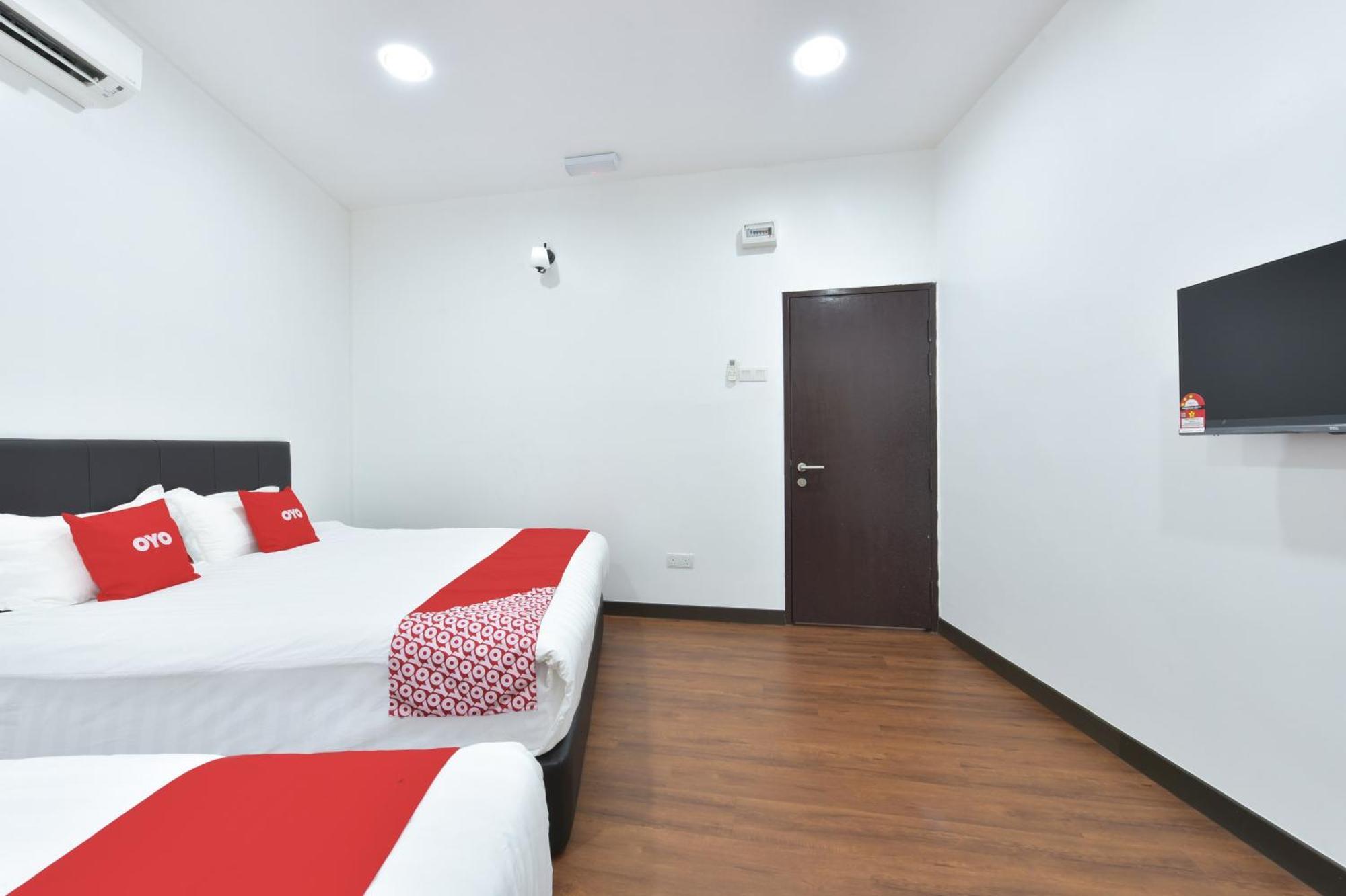 Oyo 90869 Hotel Madeena Inn Sepang Esterno foto