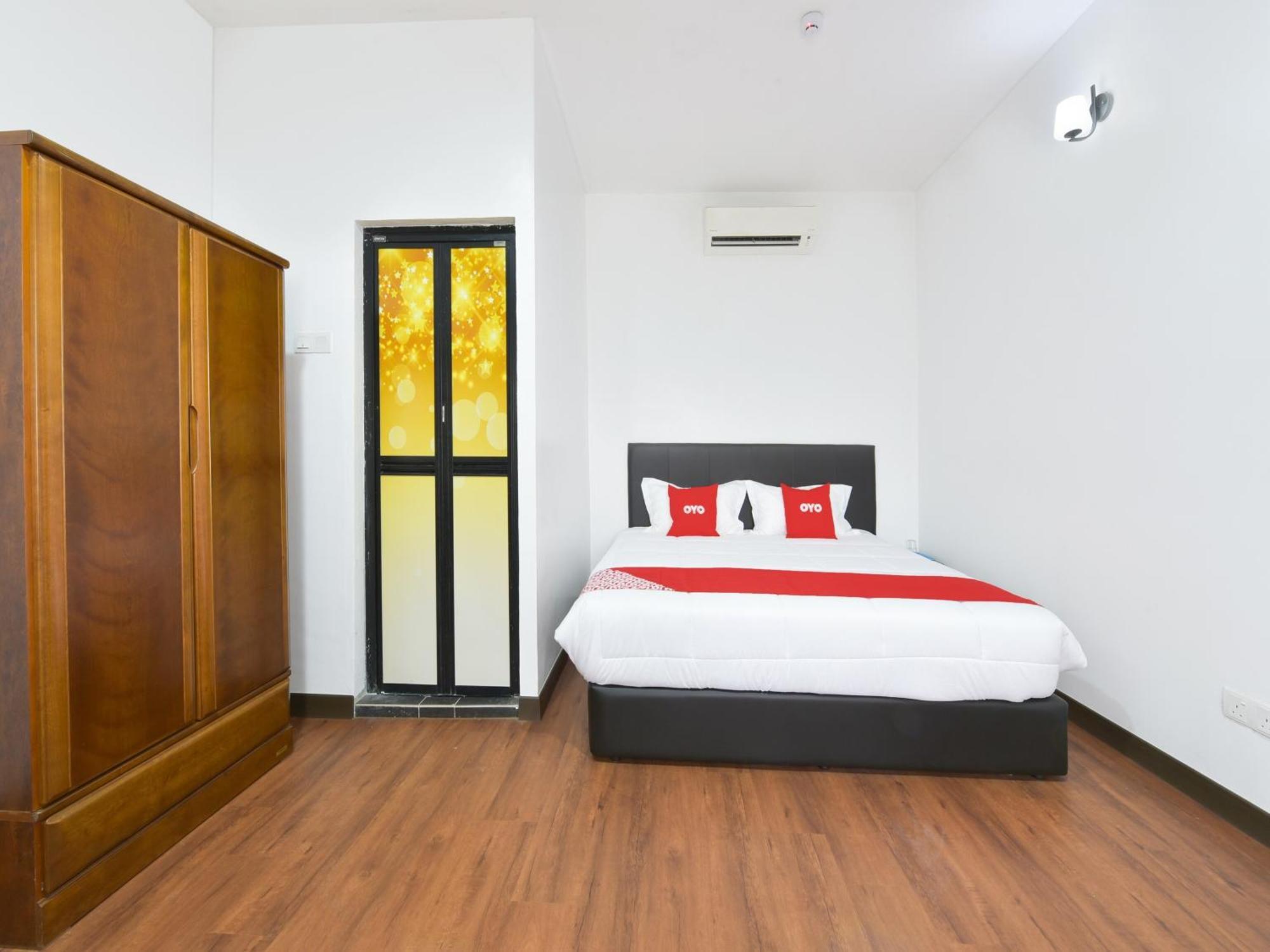 Oyo 90869 Hotel Madeena Inn Sepang Esterno foto