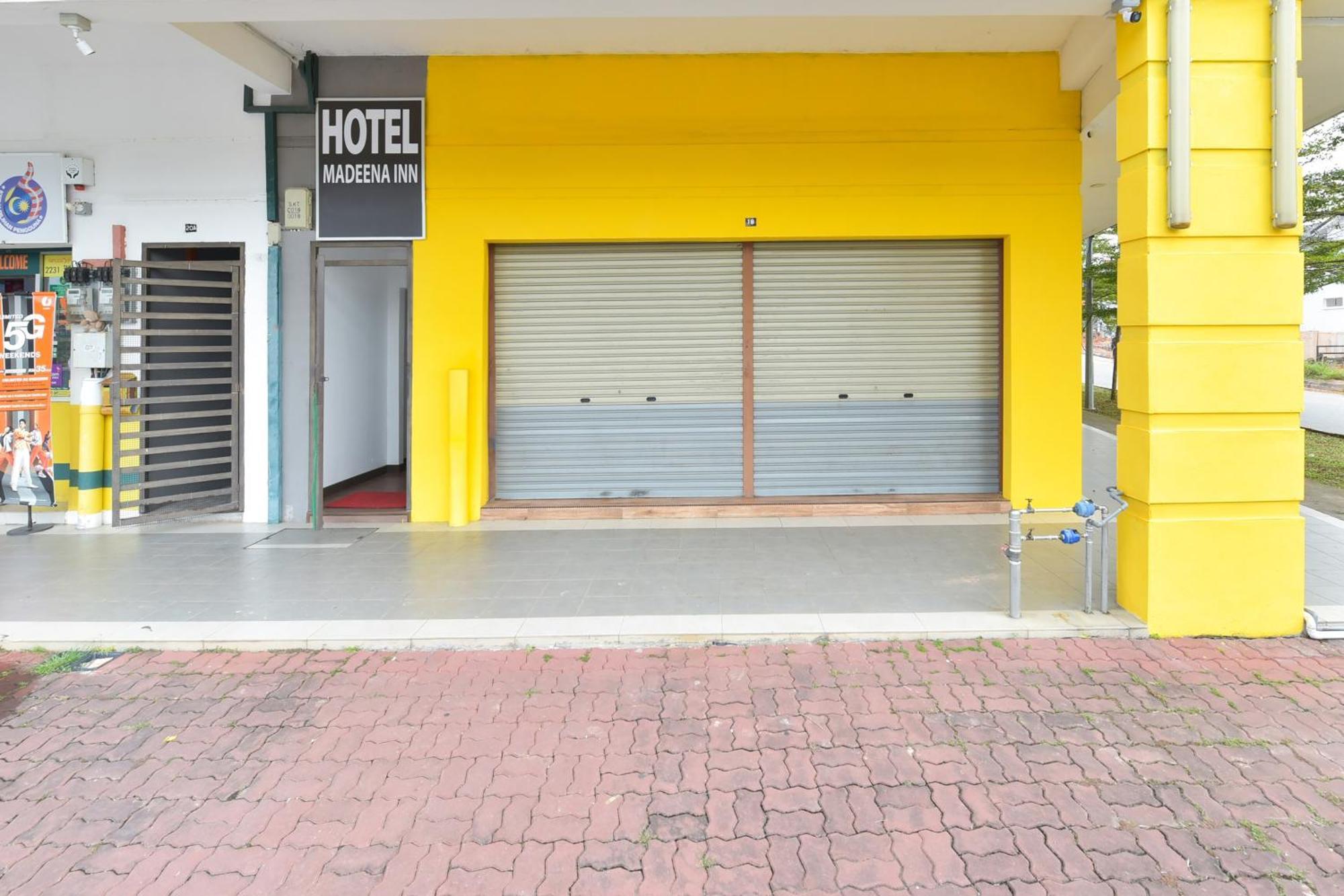 Oyo 90869 Hotel Madeena Inn Sepang Esterno foto